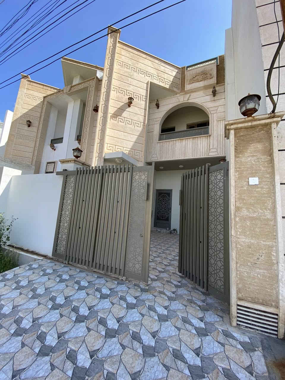 السلام عليكم للبيع دار طابو ملك صرف بأسمي حصرا     سنة البناء 2023
150متر واجهه7ونص نزال 20 طابقين مقابيل ساحه 
عنوان الدار تكريت القادسية مقابيل شارع النجده النهريه اقرب نقطه داله ابراج مول او روضة العلا 
التفاصيل الطابق الارضي يحتوي على حديقه خارجيه وكراج سياره ومطبخ وغرفه ضيوف وصاله وسطيه ومناور عدد 2 وصحيات وغرفتين نوم ..
الطابق الثاني يحتوي على سطحين شتايكر  وبالكونات عدد 2 وغرفتين نوم واحده منها سويت وصاله وسطيه مجموع عدد الصحيات 3 
بناء البيت طابوگ🧱 عازل وليس بلوك بناء مرتب وكله شغل درجه اولى سقوف نقش مغربي أبواب خشب تركيه الصحيات تعليگ واجهه حجر حلان الارضيه سيراميك اسباني رباط البيت 6سم  داير مداير البيت .. موقع حلو وهادء قريب من النهر يعني الماء متوفر 24 ساعه   #ملاحظه الأرض بچر وليس دفن يصلح للأستثمار ويصلح للسكن البيت 
السعر 149 مليون وقابل للتفاوض علمآ هذا السعر فارغ بدون اثاث للأستفسار خاص او الاتصال على الرقم *********** #ملاحظه البيت مسكون حاليا اني ساكن بي عند البيع خلال اسبوع يتم تفريغ البيت
