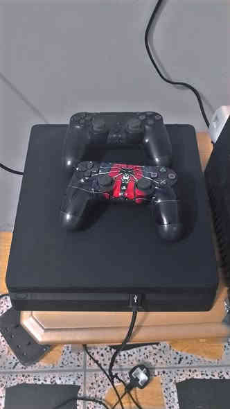 سلام عليكم بلي فور سلم جديد للبيع اونلاين الجهاز جديد استخدام شهر كامل هوة وملحقاتة ويا لعبتين fc25 وبتلفيد السعر 190 العنوان بغداد الغزاليه ***********
