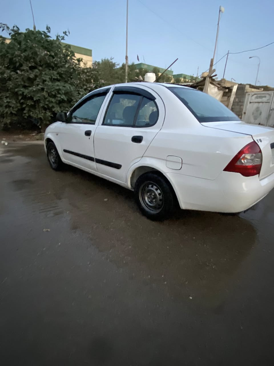 السلام عليكم سيارة طيبه موديل ٢٠٠١٤
السيارة جاهزة حداديه تبريد مرشوشه حزام
السيارة رقم بصرة عندي بيها وكاله عامه مداور ثاني يوم 
العنوان ناصريه رقم الهاتف ***********
