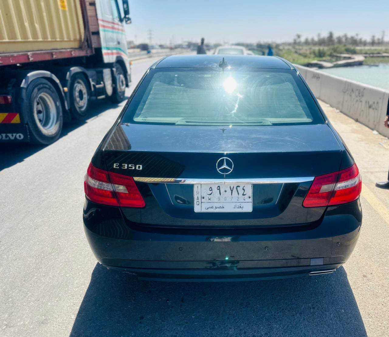 مارسيدس 2011 E350 
فول مواصفات 1/1 
تبريد وتدفئه فول
تحكم ستيرن
 مثبت سرعه
 فتحه بالسقف 
كشنات كهربائية تدفئه وتبريد
كاميرا 
6 سلندر 
ويل كب 
تخم تاير جديد 
بأسم عمي رقم بغداد سيارة جديده وحلوه 
البصره قضاء المدينه 
*********** المدينة, البصرة
