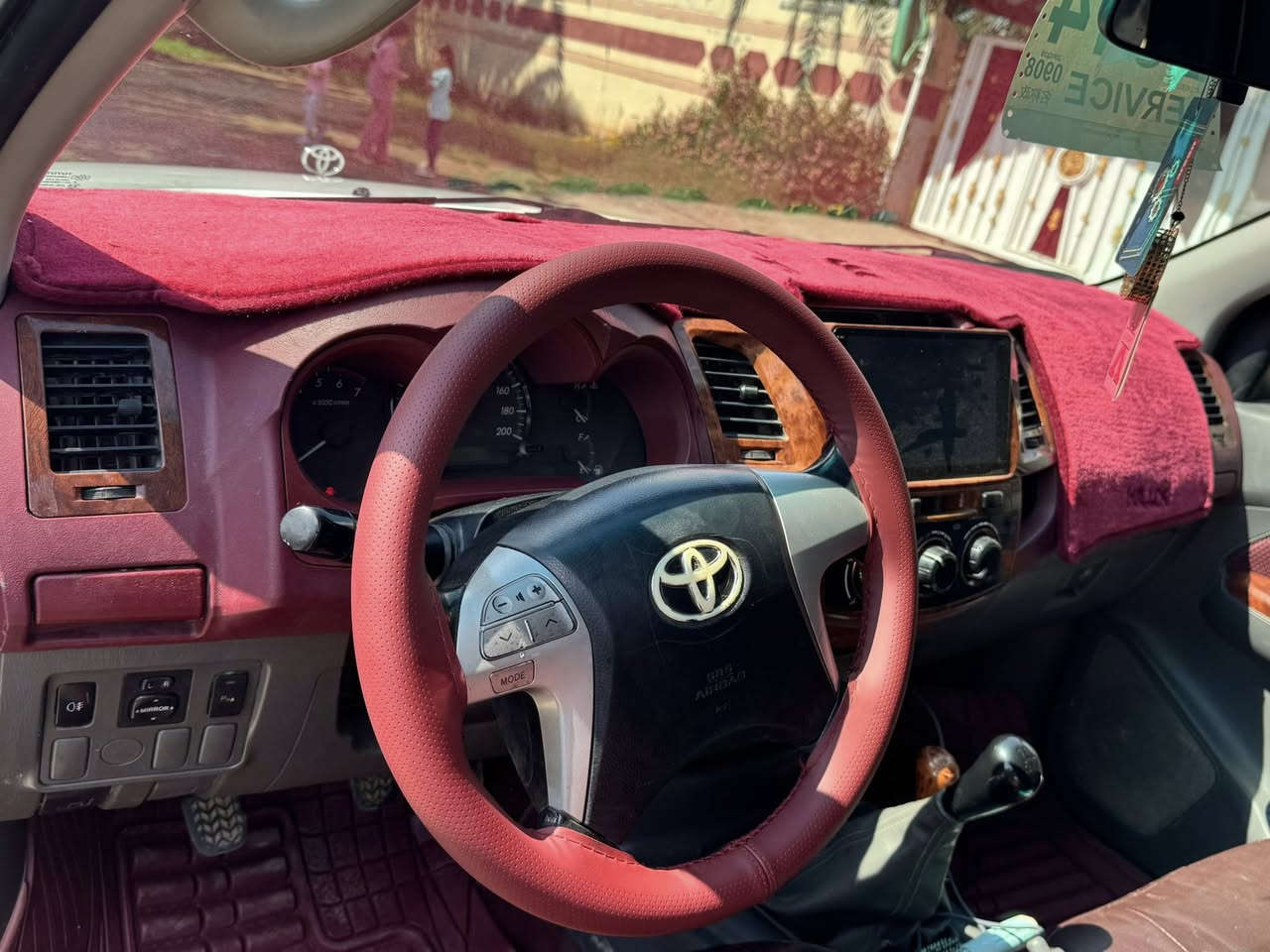 هايلوكس فور ويل 2014 سعودي أم الجود 
كفاله عامه ماشيه 180 
تخم تاير حداديه جديده 
محرك ما مفتوح 
كير عادي 
سعر 200$ وبيه مجال 
مكاني واسط العزيزيه 
***********
***********
