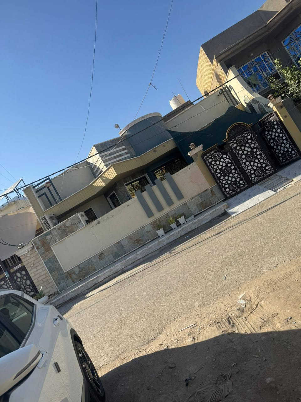 السلام عليكم
دار للبيع مكان مميز جدا 
طابو صرف
نوع البناء طابوق السقف صب كونكريت إشراف وتنفيذ مهندس مدني
العنوان / /بابل المدحتيه
حي الحوراء الطابو شارع المنتزه ثاني بلوك 
المساحة//٢٥٠متر
خدمات كامله من ماء وكهرباء وتبليط
ومجاري خارجيه
السعر/٢٤٠وبي مجال
تفاصيل البيت طابق واحد
استقبال 
صاله كبيره
كلدور
عدد الغرف ٢
مطبخ 
مناور طارمة
كراج كبير
مجمع صحيات داخليه وخارجيه
سنة البناء حديث
للاستفسار الاتصال على الرقم ***********
