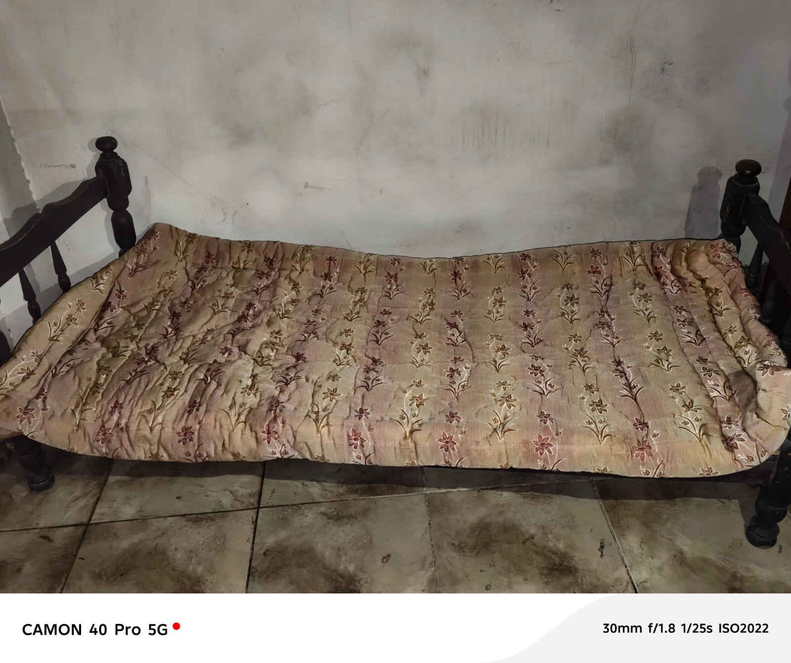 السلام عليكم تخت ابو النفر
للبيع / السعر 40 بي مجال بسيط للشراي 
العنوان الموصل حي الحدباء التواصل خاص 
او الاتصال عبر الرقم ***********
