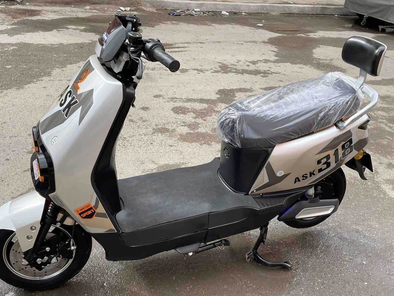 السلام عليكم دارجة 318
2025 
6 بطاريات جدد
قفل ستيرن 
انذار سرقه 
لايت عالي ناصي 
منفذ يوسبي 
تشغيل كارت 
السعر 440وبيها مجال 
العنوان بغداد بلديات 
الرقم *********** مستعجل على بيع
