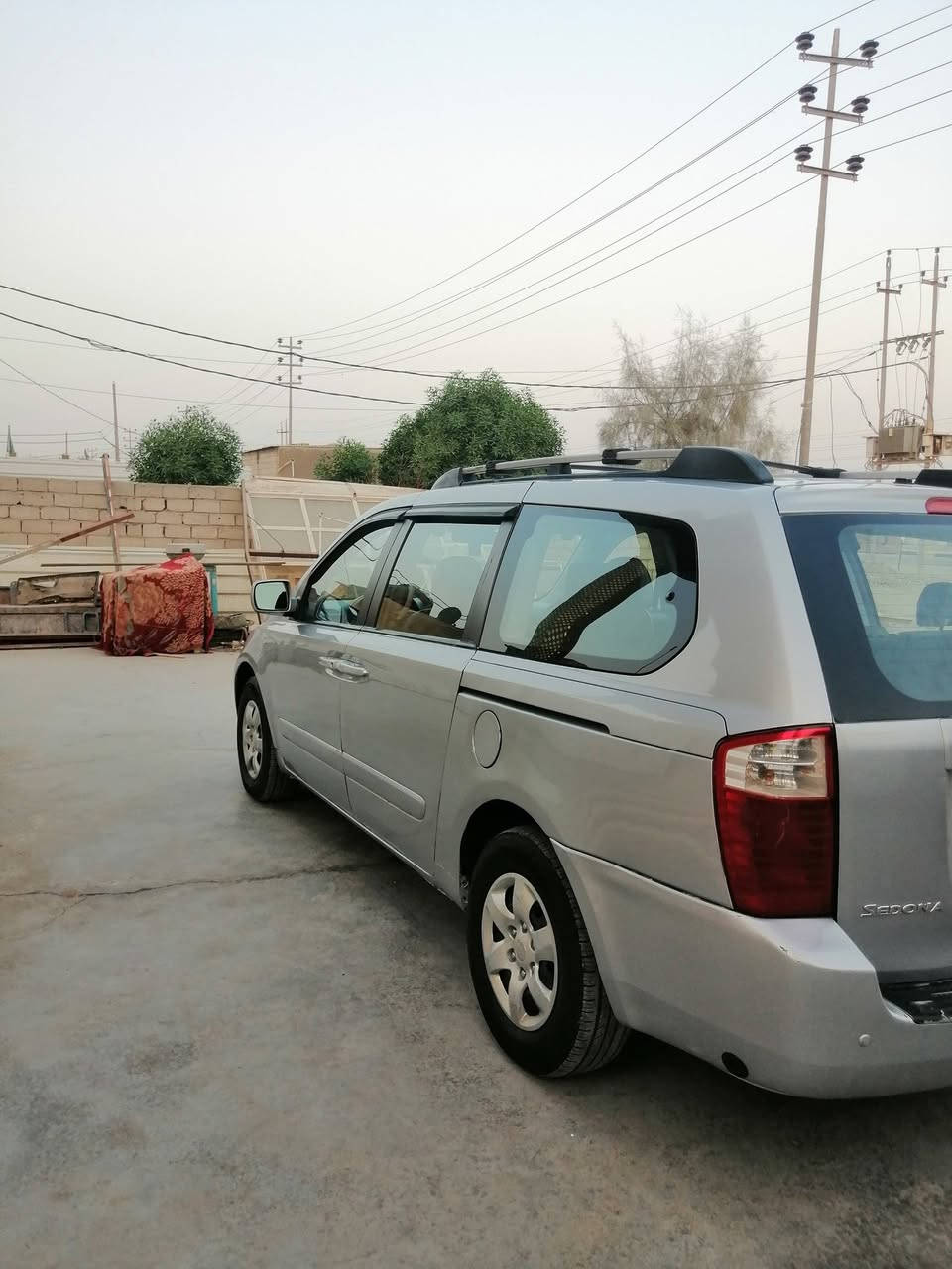 سلام عليكم كيا سيدونا لون سلفر رقم بغداد انجليزي مشروع وطني هزه جديده مكينه وكير  3800 جدد ثلاث قطع تبريد 8 راكب غاز بنزين منظومه غاز 80 لتر سياره جاهزه حداديه دوشمه باتري جديد ما بيها اي نقص وبيها صبغ حزام للجماليه فقط مكان سياره ديوانيه قضاء الحمزه الشرقي ما متواجد على الفيس السعر 125 رقم الهاتف ***********
