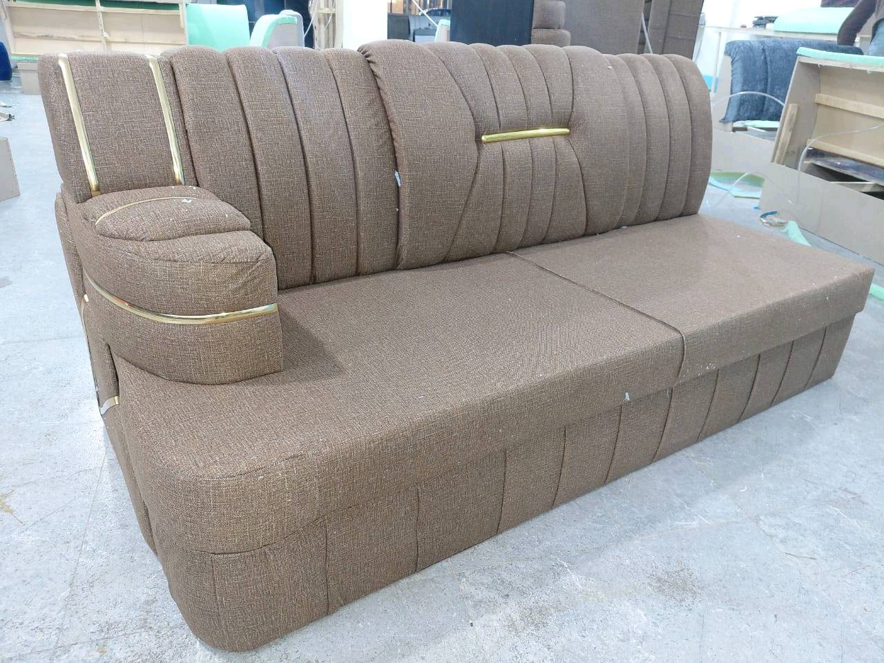 ديكورات ديوانية فاخرة ومتنوعة بألوان وتصاميم متعددة تلائم جميع الأذواق. مصنوع من قماش ناعم ومريح مع تفاصيل ذهبية أنيقة تعزز من مظهره الجمالي. متين ومناسب للاستخدام في داخل المنازل أو المجالس الكبيرة.