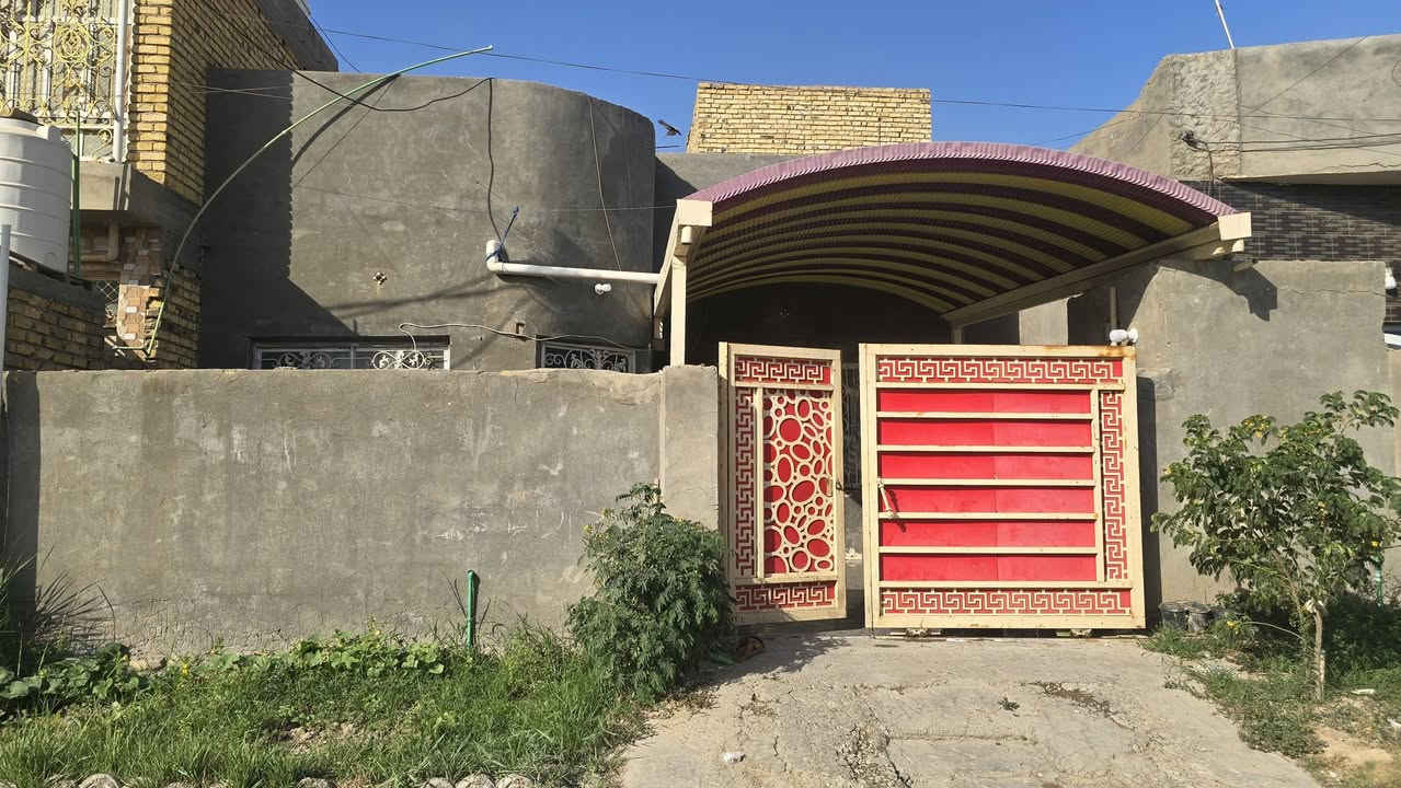 السلام عليكم دار للبيع المساحه 200متر في منطقة 95 حي الامير 
يحتوي البيت على 3غرف نوم وصاله واستقبال ومطبخ مع توفر كافة الخدمات ماء كهرباء وتبليط بالباب الاستفسار 
***********
