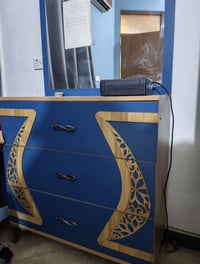 غرفة خمس قطع نظيفه ومابيها شي سعرها 200 مكاني الغدير رقمي 07731153004