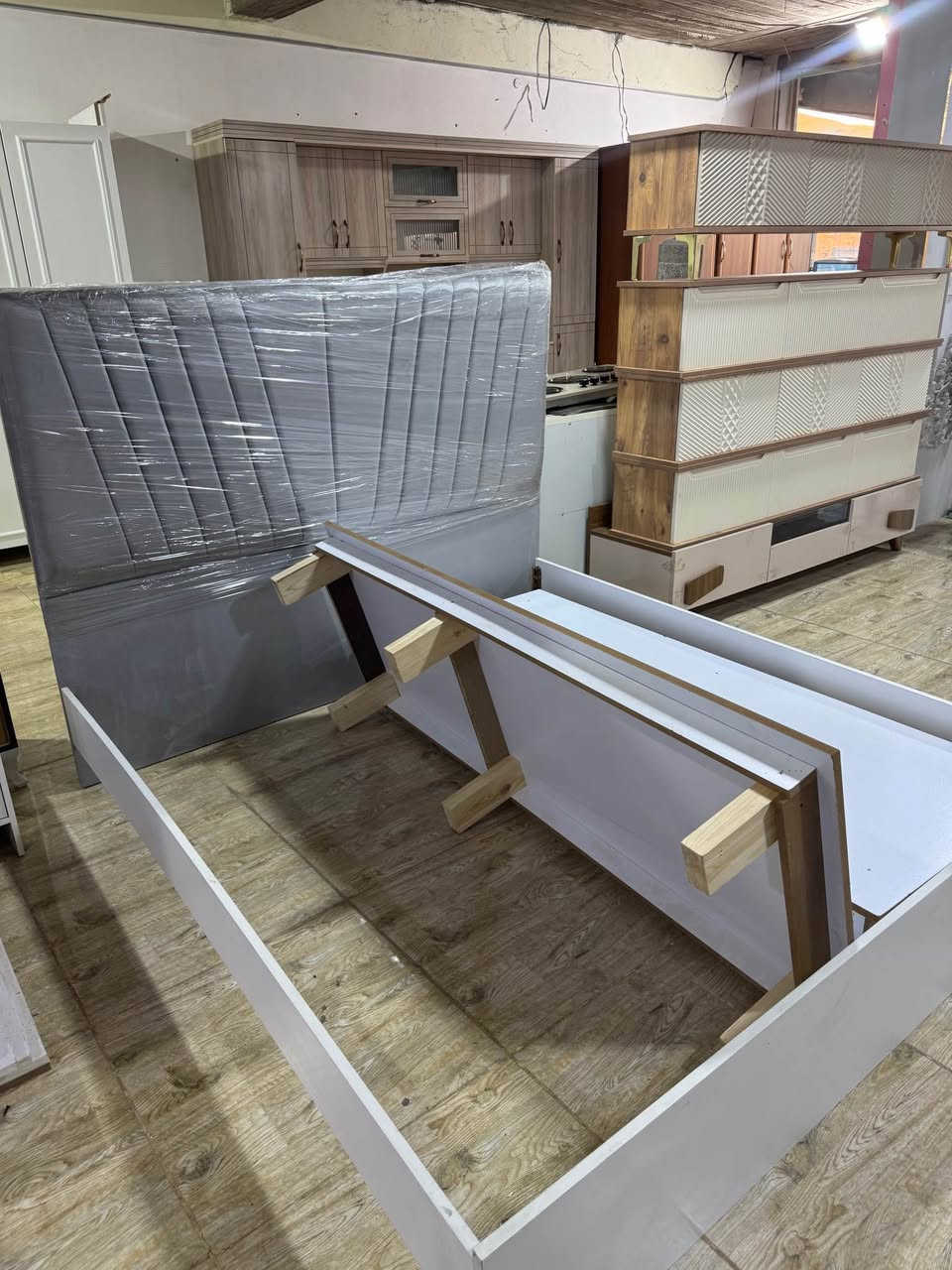 سڵاوى خواتان ليبيت به ريزان له م جؤره سيسه مه له لامان به رده سته له ئيستادا به جومله و مفرد له سليمانى
 يه ك نه فه رى ته نها ٨٠ هه زار ده ست كرد  بلؤكى اصلى قياسى ١٩٠ سم به ٩٠ سم
دوو نه فه رى ته نها ١٥٠ هه زار ده ست كرد قياسى ١٨٠ سم به دوو مه تر
نرخى جومله جياوازه
ناونيشان سليمانى قالاوه نزيك مزگه وتى جمال حاجى على
 ***********
واتساب به رده سته السليمانية, العراق
