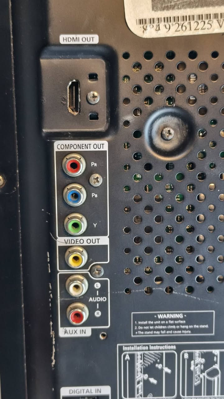 SAMSUNG 🇰🇷 (SLIM DVD CINEMA SYSTEM)
الجهاز شغال كامل لكن العدسة ضعيفة ماتقرأ والباب يفتح وينسد بس ينرادله دفعة بدون ريموت الازرار كلها شغالة 
بيه كم طخة مأشر عليها بالصور ما تضر شي 
الجهاز نضيف وسعره حلاوة طبعا 
فقط 25 الف ومتوفر توصيل لجميع انحاء العراق ✨
. 
. 
. 
النوع: مسرح منزلي (Home Theater)
النظام الصوتي: 2.1 قناة (سماعتين + صب ووفر)
القدرة الصوتية الكلية: حوالي 800 واط (PMPO) (القوة الفعلية أقل)
تصميم نحيف (Slim Design)
مشغل أقراص: DVD
يدعم:
DVD / DVD±R / DVD±RW
CD / CD-R / CD-RW
صيغ الفيديو:
AVI
MPEG
DivX
صيغ الصوت:
MP3
WMA
تقنية USB Direct Play (تشغيل مباشر من الفلاش)
دعم Dolby Digital
تحكم عن بعد (ريموت)
راديو FM


**إذا كنت صاحب هذا الإعلان وتريد حذفه لأي سبب، رجاءا أرسل رسالة إلى الدعم الفني**