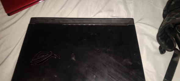 السلام عليكم لابتوب اسوس
النوع: ASUS ROG Strix
 الموديل: G712LWS
 حالة الجهاز: مستعمل – نظيف جداً
** مناسب للألعاب الثقيلة والتصميم والمونتاج

 المواصفات الكاملة:

 الشاشة

17.3 inch

FHD 1920×1080

144Hz معدل تحديث

IPS-Level

 المعالج

Intel Core i7-10750H

Six-Core 6C/12T

Up to 5.0GHz

 كرت الشاشة

NVIDIA GeForce RTX 2070 SUPER

8GB GDDR6

أداء ممتاز للألعاب AAA والبرامج الثقيلة

 الرام

24G DDR4 (قابل للزيادة)

 التخزين

1T SSD NVMe

سرعة عالية بالإقلاع وتشغيل البرامج

 الصوت

Dolby Atmos

سماعات قوية وواضحة

 الإضاءة

RGB Keyboard

Aura Sync

 الملحقات

الشاحن الأصلي

بدون مشاكل حرارية

الجهاز نظيف بي فطر بسيط من جوه ما مأثر على شي شرط الفحص
