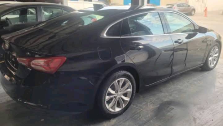 سيارة شيفروليه ماليبو، موديل حديث بحالة جيدة. الداخل أنيق ومريح باللون البني. هناك بعض الأضرار الواضحة في مقدمة السيارة كما هو موضح في الصور. السيارة تعرضت لحادث وتم إعادة ترميمها جزئيًا. مناسبة للاستخدام العائلي أو الشخصي بعد إجراء الإصلاحات اللازمة. للاستفسار، الرجاء التواصل للحصول على مزيد من التفاصيل.