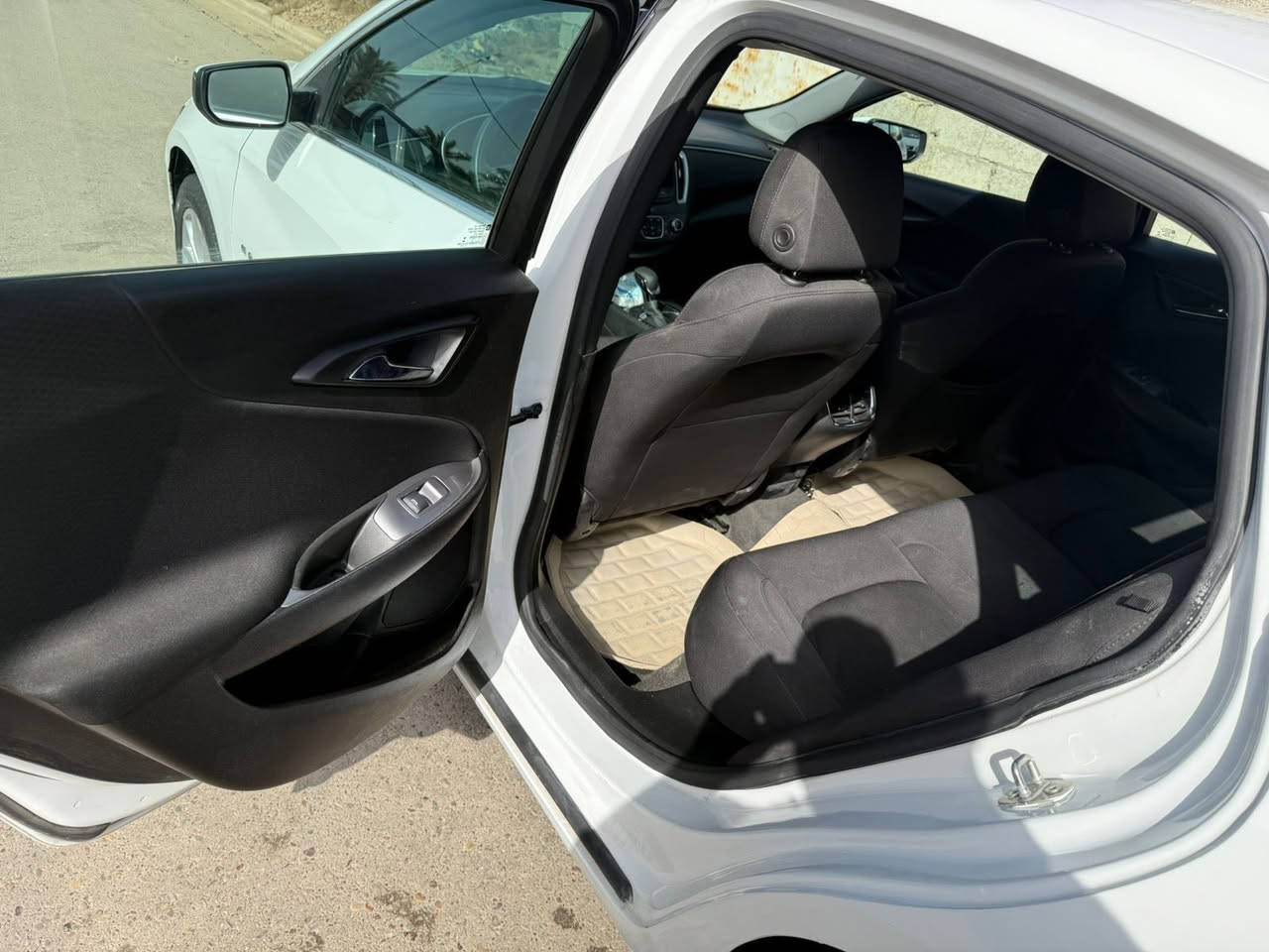 � فرصة ما تتعوض – للبيع ماليبو 2024 رقم أربيل 🚨

سيارة  استخدام شخصي خفيف جداً، جاهزة للاستعمال بدون أي صرف!

✨ الممشى: فقط 30,000 كم ✔️

🔹 المواصفات الكاملة:

 • محرك 1.5 تيربو اقتصادي وقوي 💪
 • جير أوتوماتيك CVT ناعم جداً
 • شاشة كبيرة + Apple CarPlay + Android Auto 📱
 • كاميرا خلفية + حساسات أمامي وخلفي 🎥
 • نظام تحذير من التصادم + الحفاظ على المسار 🛡️
 • مثبت سرعة + تحكم ستيرن
 • مكيف ثلج ❄️
 • بصمة تشغيل + تشغيل عن بعد (إذا موجودة عدك ضيفها)
 • نظام صوتي ممتاز + بلوتوث

🔹 حالة السيارة:
✔️ صبغ قطع
✔️ بدون دواخل
✔️ نظافة داخلية وخارجية توب
✔️ استخدام بيتي مو تكسي

📍 رقم: أربيل
📍 جاهزة للفحص بأي مكان 
 📍مكاني بغداد الكرخ
💰 السعر: 128$مناسب جداً وقابل للتفاوض للجادين

📞 للتواصل: (***********)
