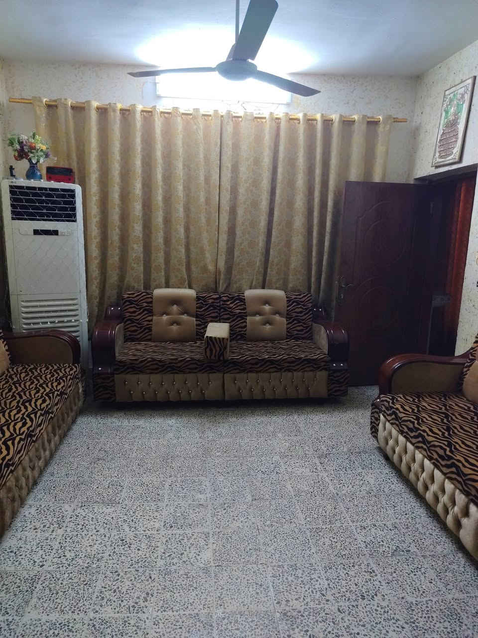 سلام عليكم 
بيت طابو صرف 200 متر بناء ثمانينات 
الموقع الزعفرانيه حي الشهداء قرب مركز شباب الزعفرانيه  قرب على ابورقيه المضمد قريب على منتزه
البيت طابقين الطابق الاول كراج وحديقه و
استقبال وهول وغرفه نوم ومطبخ وصحيات
الطابق الثاني 
5 غرف نوم وبالكون وصحيات
التفاصيل اكثر على الواتساب ***********
