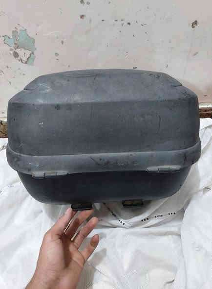 سلام وعليكم صندوق دراجة بالة ياباني قفل سويج صندوق كبير سعر 60 الف فقط توصيل موجود *********** سلفر ونج تي ماكس فورزة بيسي اكس
