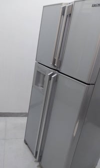 عندي ثلاجه هيتاشي للبيع  ثلاجه شغاله على فحص  يحب يتصل على هذا رقم ٠٧٧...