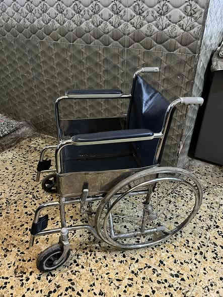 كرسي دفع حجم كبير 100 الف مع حجلة معوقين جديده 30 الف  للتواصل ***********
