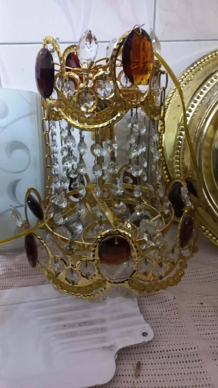 السلام عليكم عندي ثريات للبيع كلش نظيفات وعندي نجمات مال ديكور للبيع نجمات ١٥ الف قطعه وثرياات زوج ٦٠ الف وعندي ثريات زوج ٢٥ مكاني اعظميه سبع ابكار ***********
