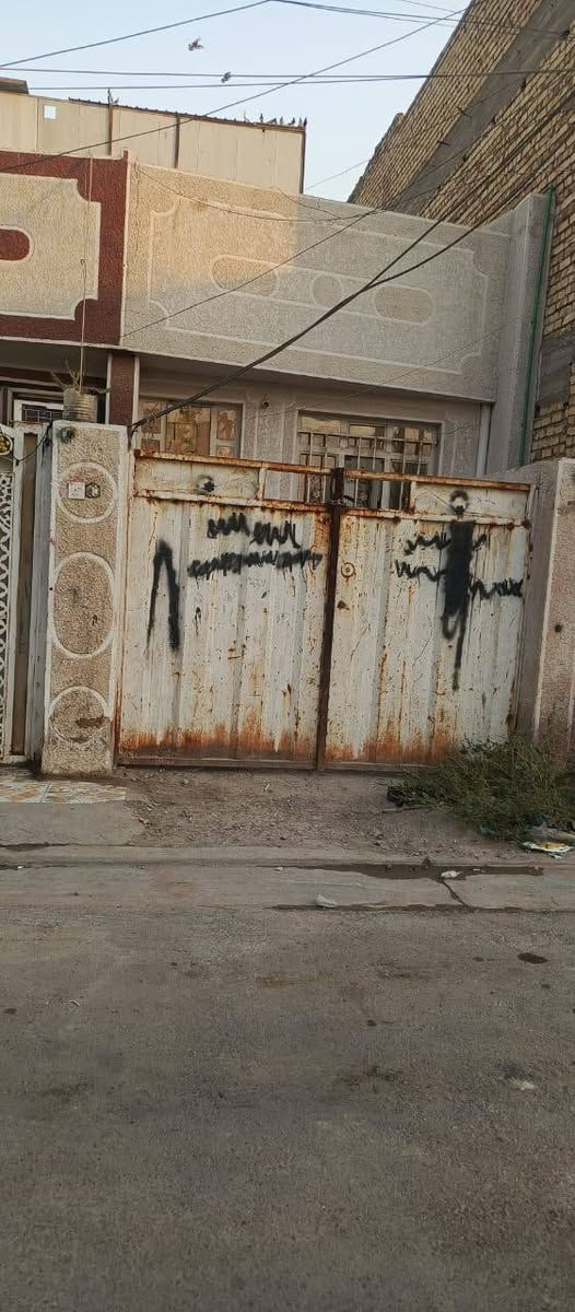من رخصة صاحب الكروب
نصف بيت ٣٧ متر للبيع السعر ٣٠ مليون بي مجال بسيط
البيت مساحته الكلية ٧٥ متر وحالياً تسكن فيه عائلتي 
يحتوي على حوش وتواليت خارجي وحمام وتواليت مشترك داخلي وغرفتين مطبخ بيتونه وسطحين 
البيت يحتاج إلى ترميم 
المكان الظباط منطقة ٢٤ أسواق خنجر خلف الملعب 
الرقم *********** ابو عبدالله
