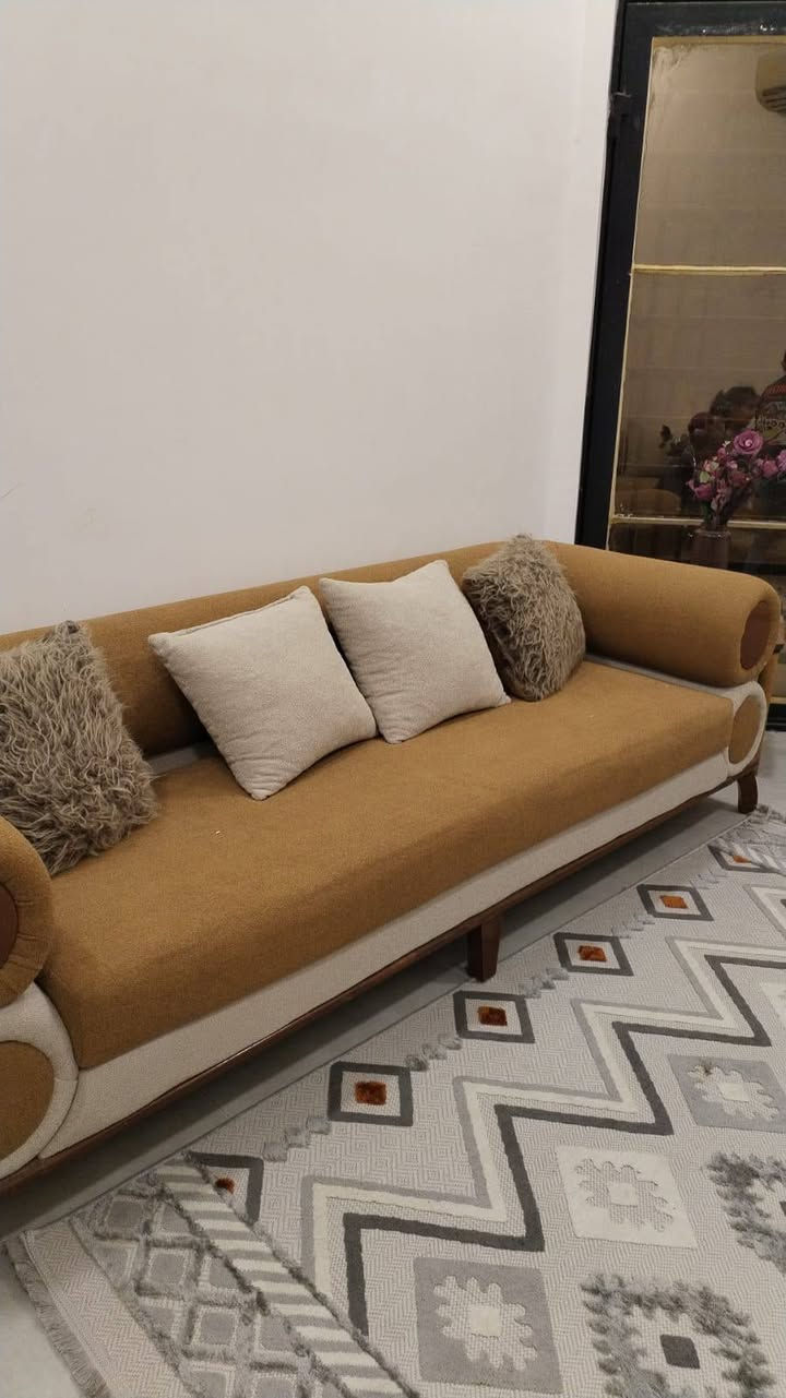 سلام عليكم تخم للبيع شغل عراقي درجه اولى مامستخدم  للبيع بسبب صغر مساحة لي عندي 
تفاصيله عشر مقاعد 2كبار وحده وسط أو 2كراسي 
مشتغلي لي بمليون 
معروض ب900وبي مجال 
للتواصل هذه رقم واتس ***********
