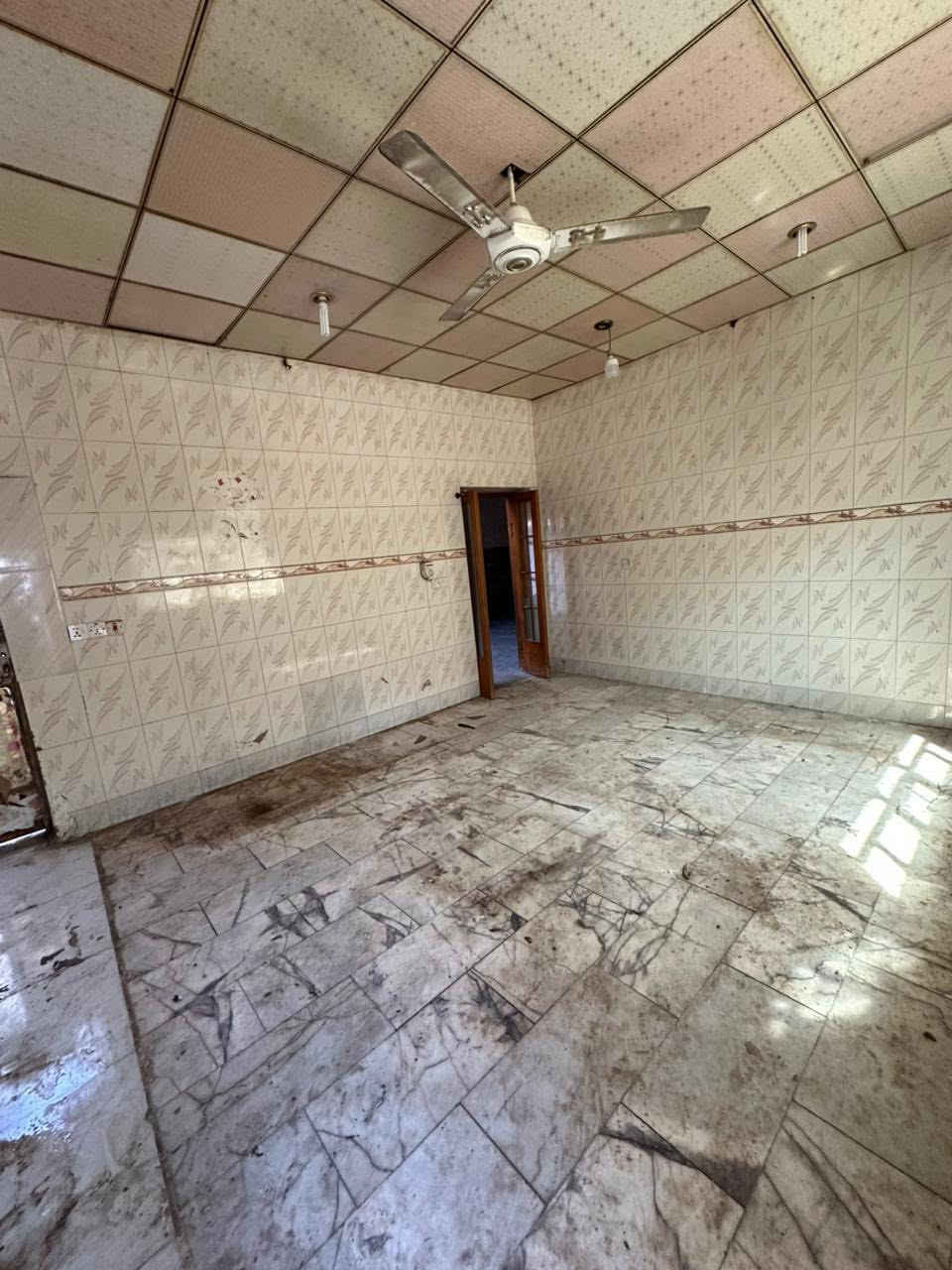 السلام عليكم
بيت للايجار الطابق الارضي فقط
يحتوي على غرفتين وكليدور وصاله ومطبخ 

العنوان: حي القضاة ثاني فرع عن شارع ٨٠ جهة كربلاء
قرب صيدلية نيرمين او مجمع الحسن 

اخوان مطلوب عائله صغيره والبيت نظيف ارضية كرانيت ومرمر والمنطقه راقية 
سعر الايجار ٣٥٠ قفل علمآ ان العقار بيتي الشخصي يعني بدون دلالية للاستفسار اكثر *********** اتصال او واتساب
