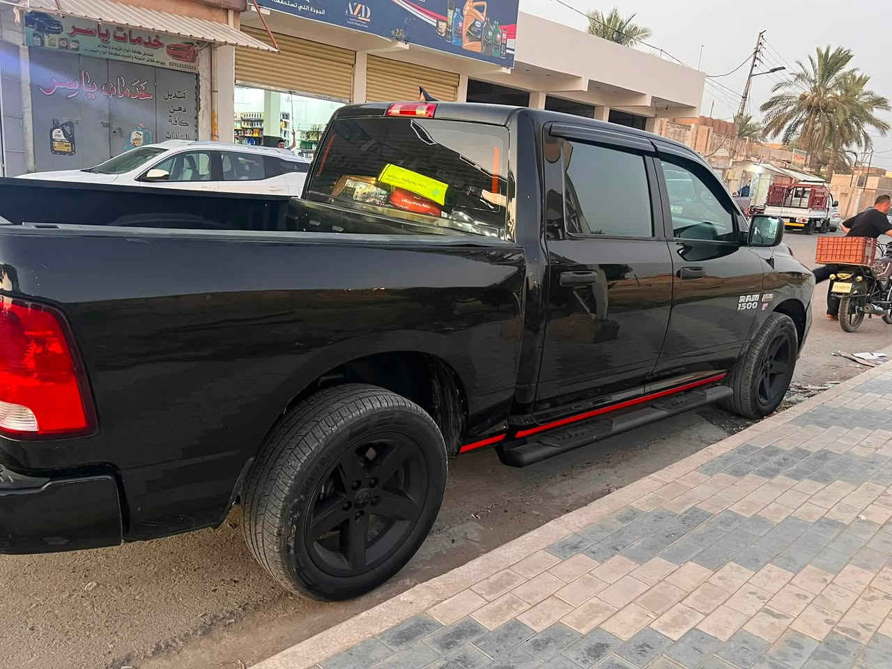 ٢٠١٧ محرك ٨ هيمي قطعتين صبغ باب طويل بدي قصير المرغوب سيارة جاهزة للاخير بدون اي نقص 
السعر ١٧٠ 
***********
