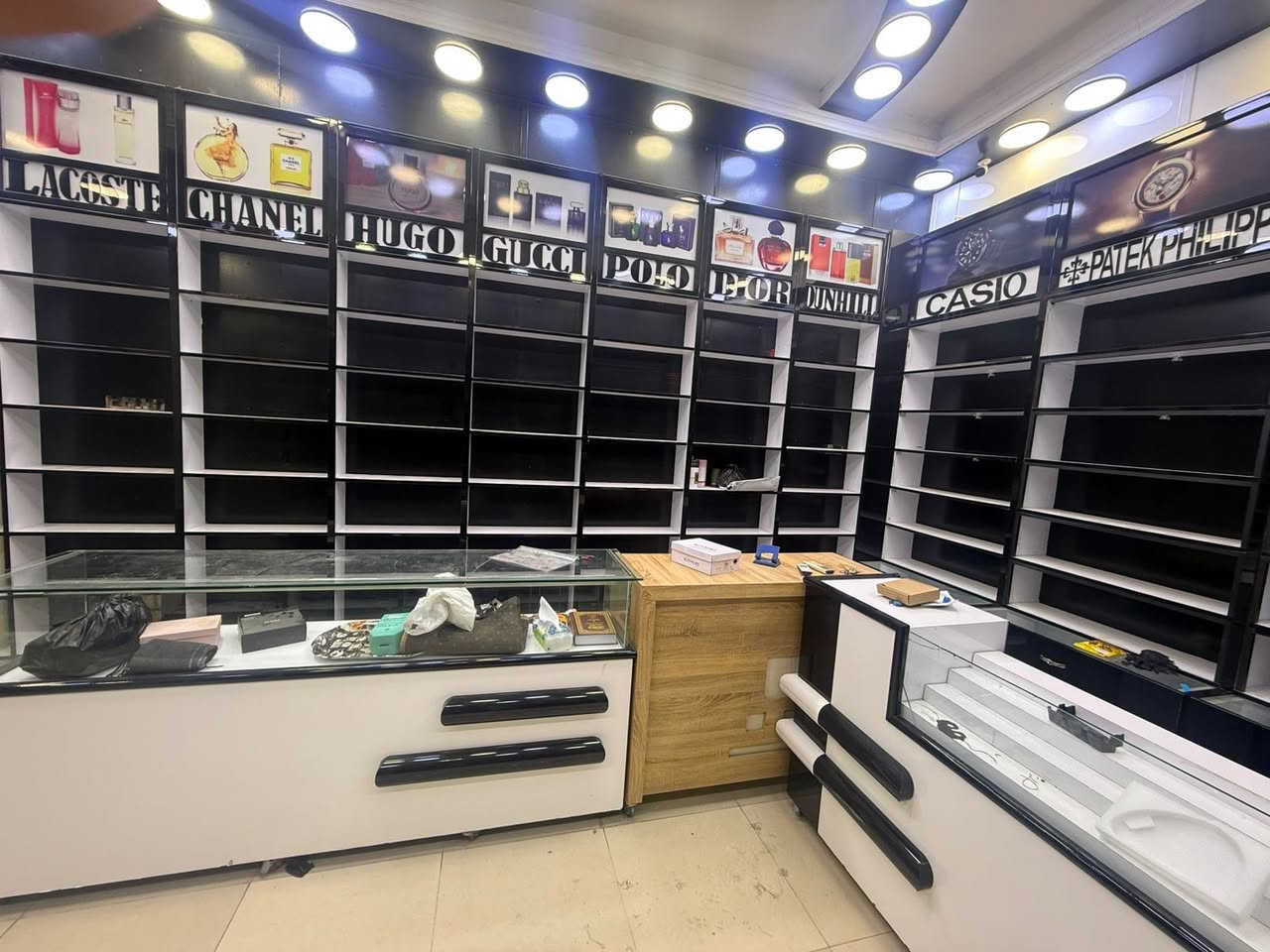 السلام عليكم
ديكور للبيع مع الميوزه استخدام قليل 
مكلف بالنشر
الاتصال على الرقم ***********
