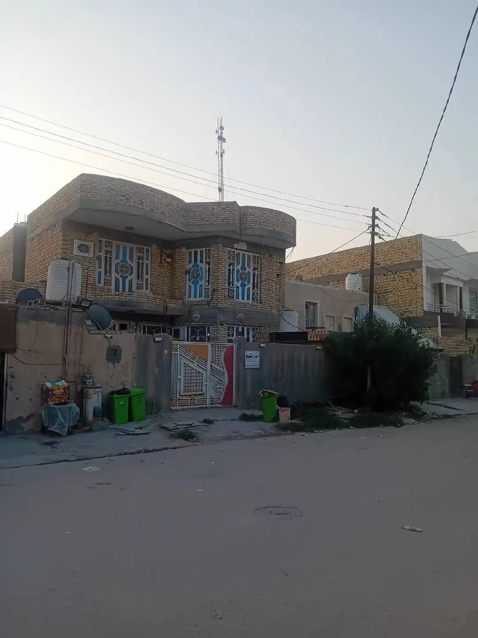 بيت للبيع طابقين شارع جليل فضيل الفرع المقابل لمجمع الورده البيضاء الرقم ***********
