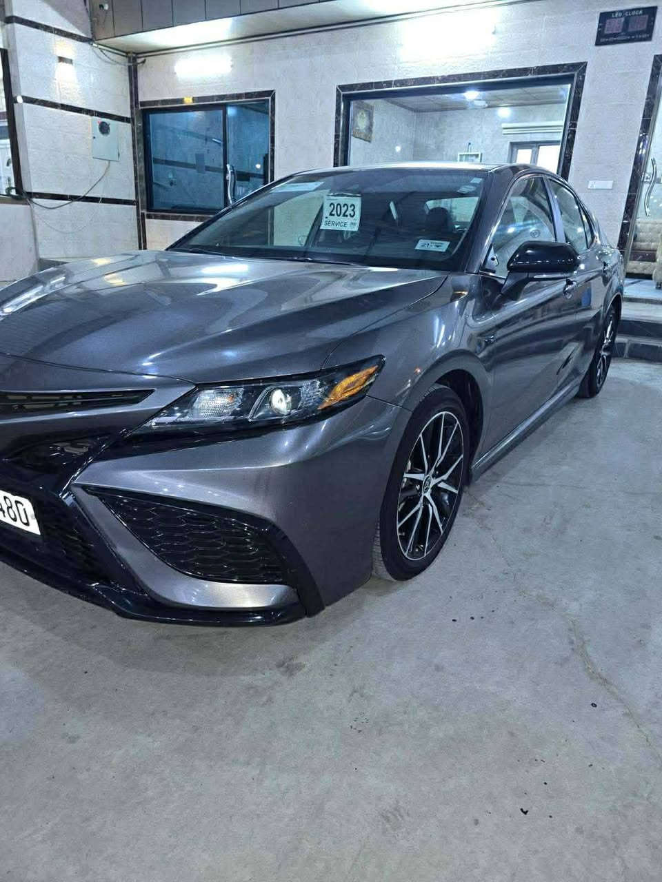 السلام عليك 
كامري 2023
se 
سبغ  قبق الصندوق  
السعر 200 وبيها مجال 
تواصل ***********
