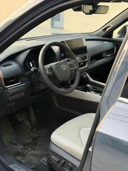 للبيع تويوتا كراند هايلاندر 2024
السيارة اعلى مواصفات لمتد هايبرد
المواصفات 
بانوراما 
4 مقاعد تدفئة و تبريد
دجتل (عدادات الكترونية)
3 شاشات 
مقاعد جلد و كهرباء
رادارات (امامي+خلفي+جانبي)
قيادة ذاتية 
سستم صوت jpl
لايتات led متحرك
تدفئة ستيرن 
صندوق كهربائي
بردات بل ابواب 
مقاعد منفصل vip
حادث السيارة فقط كسر بالدعامية الامامية و مصلح علكدهة و مصبوغ الباقي مكفول
السيارة ماشية 7 الف 
السعر 49،500 يعني اربع دفاتر و 95 ورقة 
مكان السيارة بغداد
للاستفسار ***********
