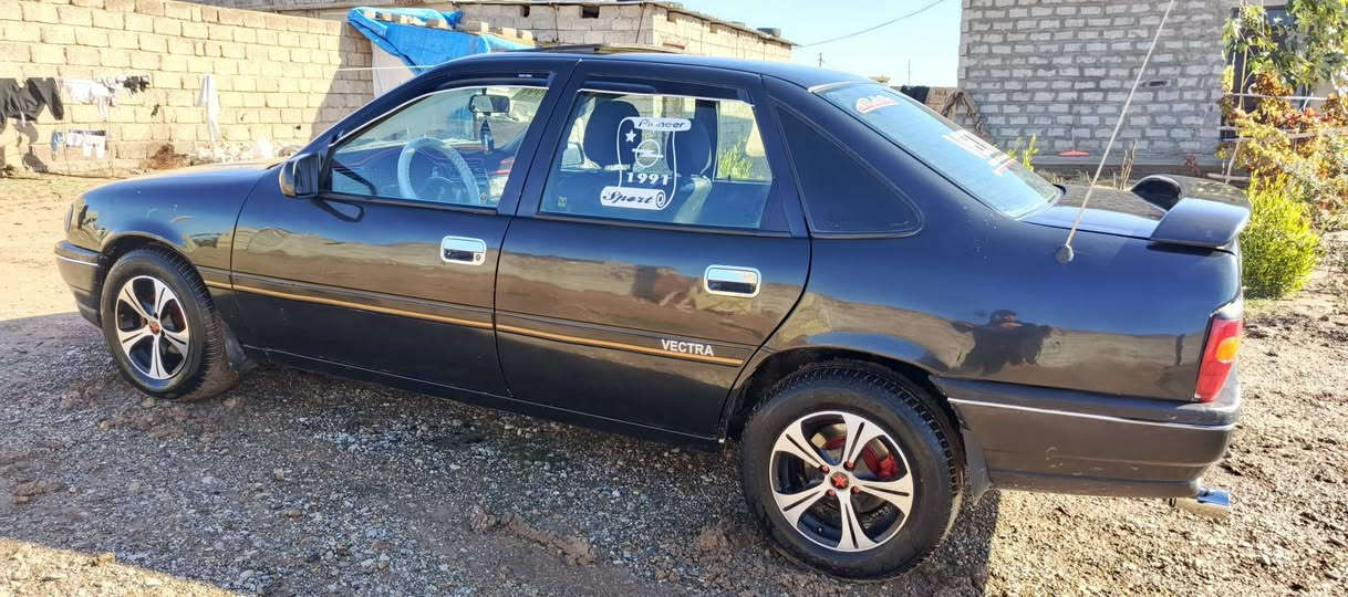 سلام عليكم سياره اوبل فتكره حجم 16 موديل 91 سنويه عضم كاربون بانزين بيها شرط التحويل  كير ومكيه شرط تنته سليت طخم تاير جديد صطاب اربع دسك واير منيه كلها شقاله تدفيه 🔥 صبغ عام جماليه بدون ضرر سياره احلاه من الصوره سياره جاهزه السعر 42 وبيها مجال بصيط ستفسار نتصال بل رقم  *********** زين ***********
