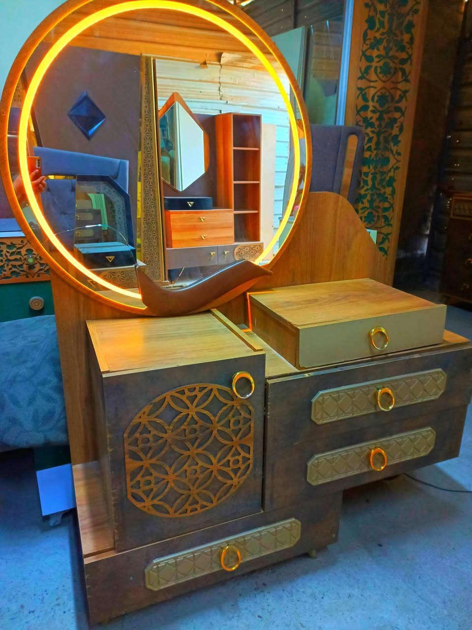 السلام عليكم عندي غرفة نوم للبيع 9قطع مكاني بغداد أبو دشير ***********
