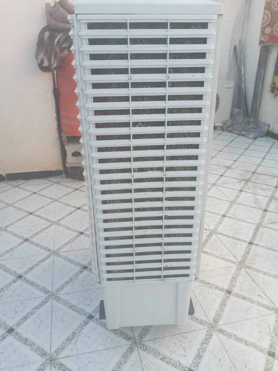 مبرده خت الجديده ستعمال قليل نضيفه مثل ما واضح بلصوره السعر 150 وبي مجال الشراي ‎*********** Singapore

