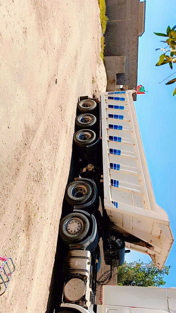 سلام عليكم عربانه وزمن للبيع ذرعه 27 تخم تاير عنوان ميسان ***********. ***********
