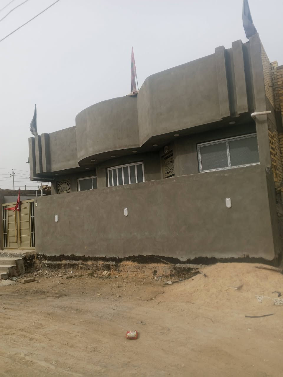 السلام عليكم يتوفر بيت لايجار جاهز  بناء حديث يحتوي غرفة نوم 2 صاله  واستقبال  ومطبخ وصحيات خارجيه وداخليه العنوان بابل مقابل معمل الذره بلظبط الاستفسار على  هذا الرقم *********** او***********
