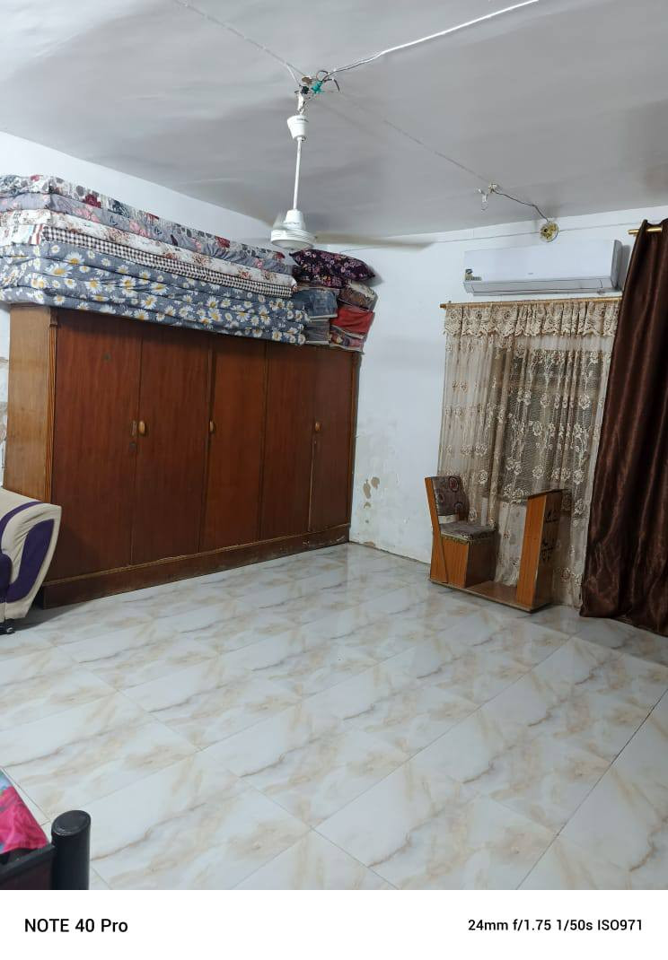 بيت المساحه 100متر مربع يتكون من 2غرف نوم وصاله واستقبال وحمام داخلي وخارجي ومطبخ الموقع منطقه اامام عون قرب حلويات دهين ابو علي متوفر كافه الخدمات ماء كهرباء، مجاري تبليط يبعد. عن شارع بغداد. 150 متر طابو زراعي سند. 25 السعر 70 مليون او مراوس حسب القناعه ***********
