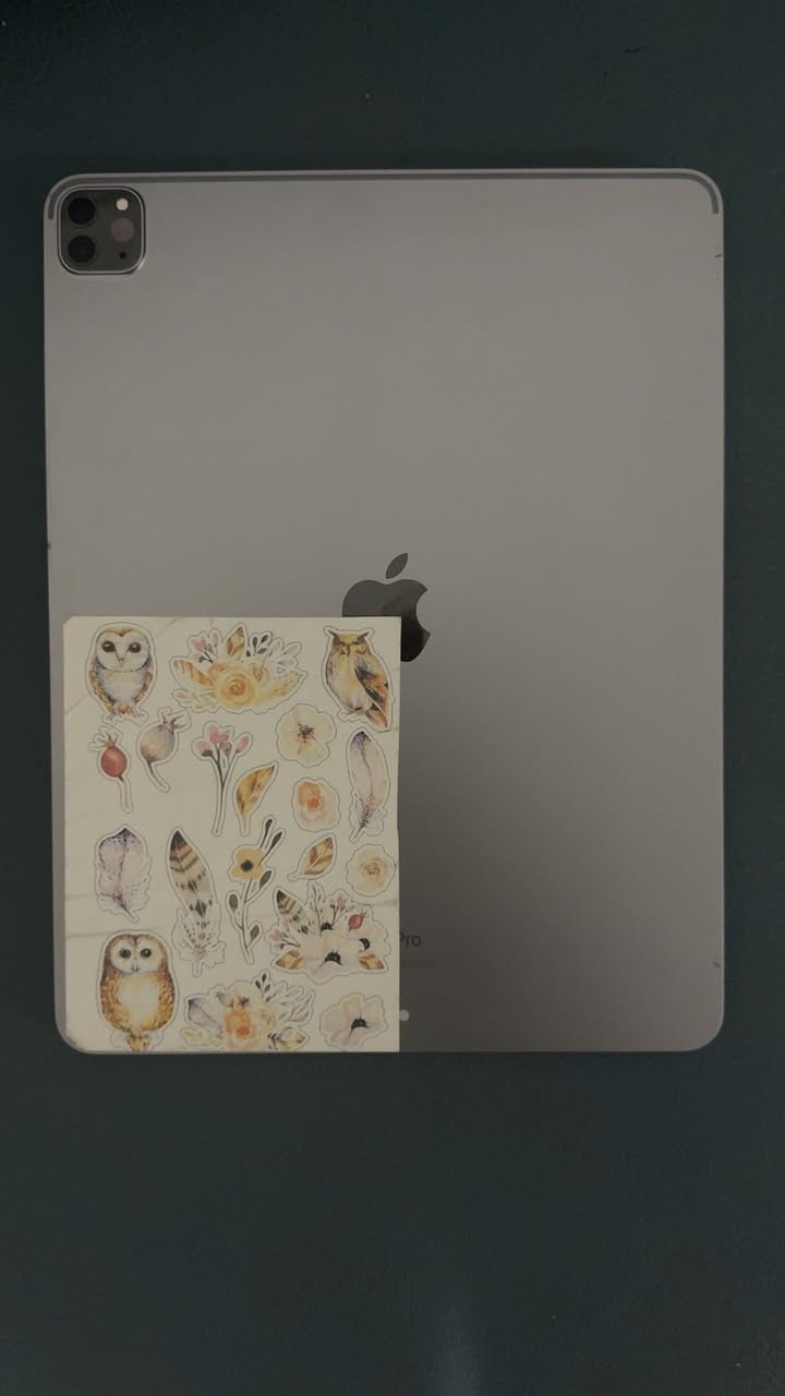 السلام عليكم
للبيع iPad Pro 12.9-inch (الجيل السادس)

المواصفات:
• الشاشة: 12.9 بوصة Liquid Retina XDR
• المعالج: Apple M2
• السعة: 256 جيجابايت
• الاتصال: Wi-Fi
• اللون: (رصاصي )
• النظام: iPadOS 26.5

الجهاز بحالة جيدة استعمال جدا قليل ونضيف حيل، مناسب للدراسة والتصميم والمونتاج والألعاب والمشاهدة.

السعر: (850 الف وبيه مجال )

الموقع: أربيل - فرمان بران


**إذا كنت صاحب هذا الإعلان وتريد حذفه لأي سبب، رجاءا أرسل رسالة إلى الدعم الفني**