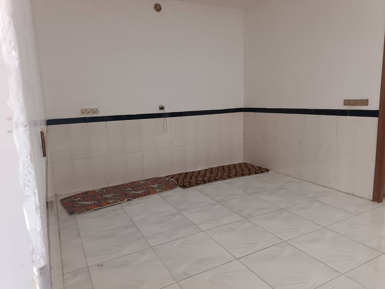 بيت للبيع المساحه 160متر زراعي غرغتين نوم وصاله ومطبخ وستقبال وصحيات داخليه وخارجيه بناء حديث طابوق السقف صب مسلح خدمات كامله ماء مجاري تبليط عرض الشارع 12متر عنوانه طويريج حي الجمعية شارع مدرسة نبع المعرفه جهة الشط يرهم نقد و اقصاط سعر النقد 70مليون مع المجال للتواصل ***********
