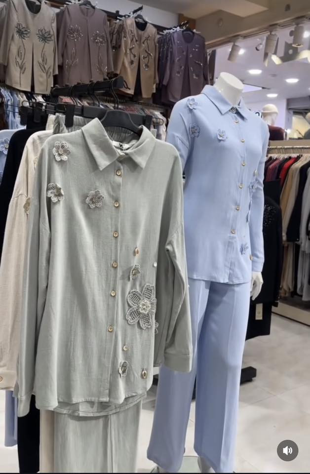 ✨ سوت العيد وصلن 😍✨

أناقة وفخامة تخبل 🔥
موديلات مرتبة تناسب العيد 👗🤍

الكمية محدودة والطلب سريع 👀
لا يفوتكم قبل النفاذ 🚨

📍 متوفر الآن في أزياء الفردوس
قياس من sال xL
للحجز واتساب /***********
