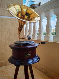 جرامفون • يدوي بالمنفلة • بوق نحاس مذهب