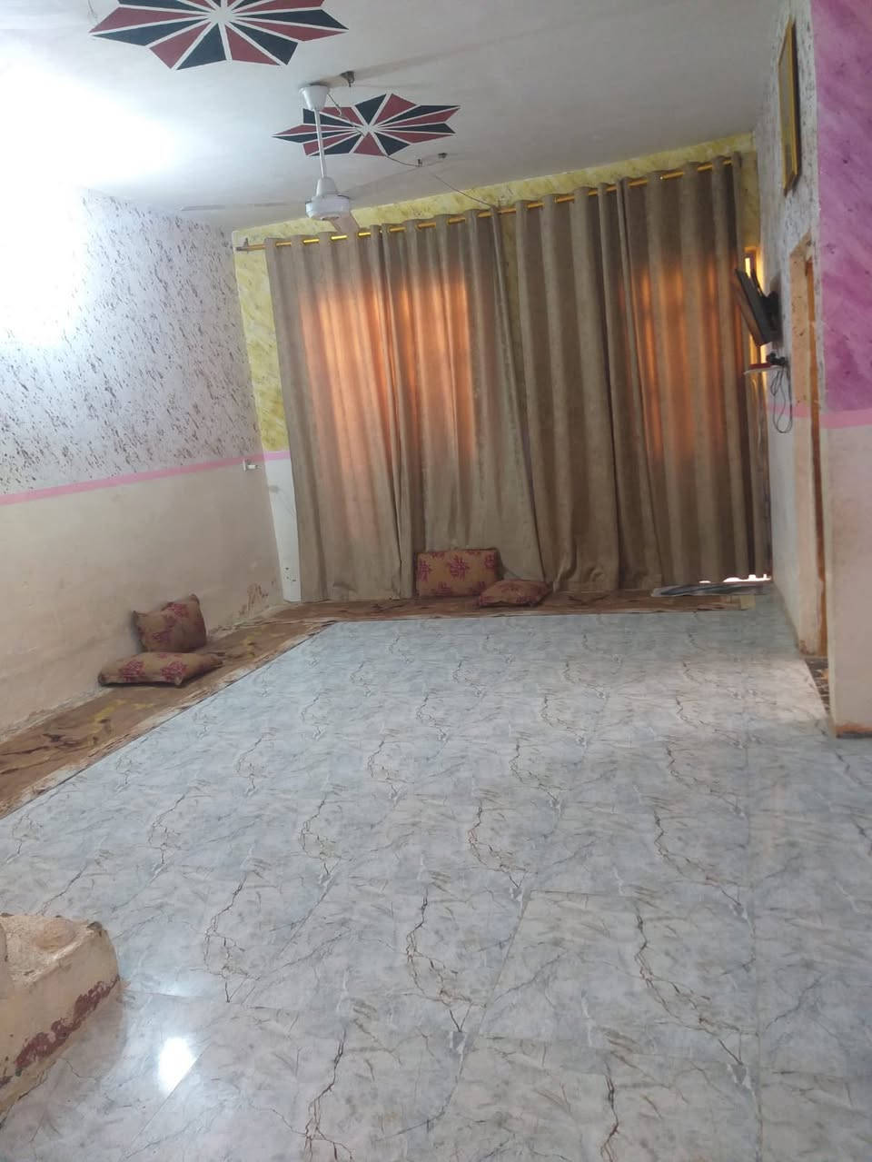 السلام عليكم مكلف بالنشر
بيت بحي البستنه 
مساحة 240 م
طابو زراعي 
متكون من (حديقة - كراج - مظيف 7*4 - غرفتين 5*4 - صالة  - مطبخ  - مجمع صحيات)
كافة التفاصيل اتصال على رقم صاحب المنزل 
***********
