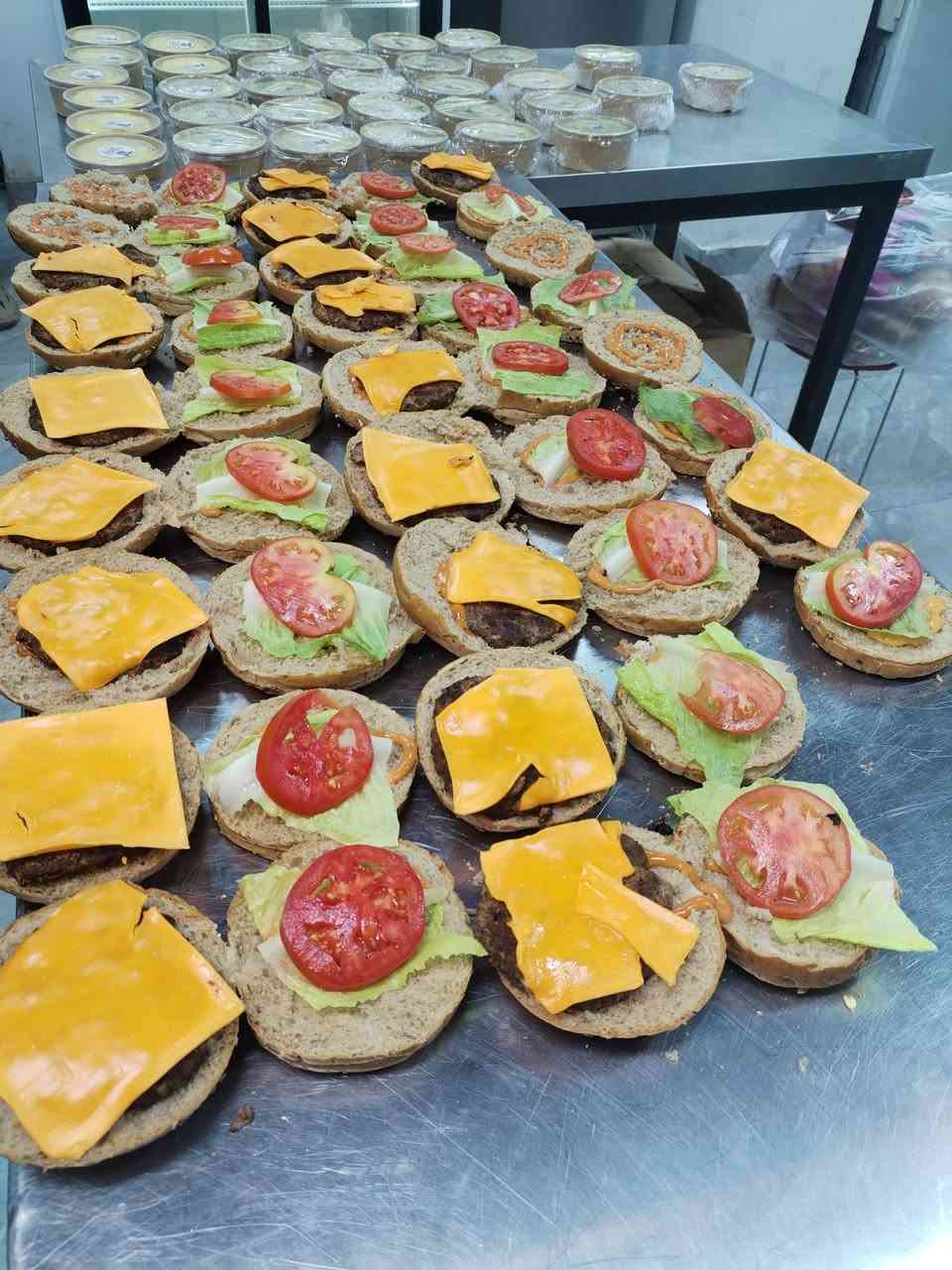 شيف محترف اختصاص دايت بخبرة 6 سنوات في إعداد الوجبات الصحية، أنظمة الرياضيين (تنشيف – زيادة وزن)، وتحضير المقبلات وأصناف القرمشة باحترافية عالية.
✅ خبرة عملية قوية داخل المطبخ
✅ حساب السعرات وتنظيم برامج غذائية
✅ سرعة إنجاز مع الحفاظ على الجودة
✅ التزام كامل بمعايير النظافة والسلامة
✅ جاهزية للعمل فوراً
📍 السكن: ديالى –

📞 للتواصل: (***********
جاهز للعمل داخل ديالى أو خارجها حسب الاتفاق.
