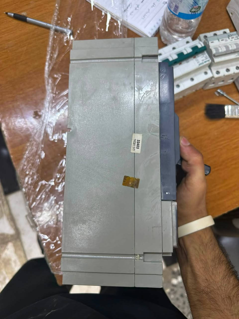 سلام عليكم يتوفر جميع أنواع القواطع 400و 630باله اخو  الجديد كله اصلي موجود كميه موقع بغداد عكد النصاره أسعار مناسبه اتصل وادلل ***********
