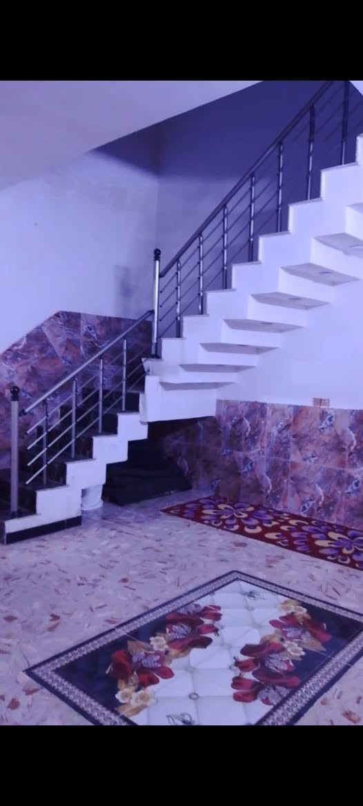 سلام عليكم بيت 160كامل من كلشي جاهز غرفتين وصاله ومطبخ وحمام واستقبال كراج تدخل بي سياره عنوانه السياحي حي الامانين شارع المسبح اومعمل مقداد رقم ***********
