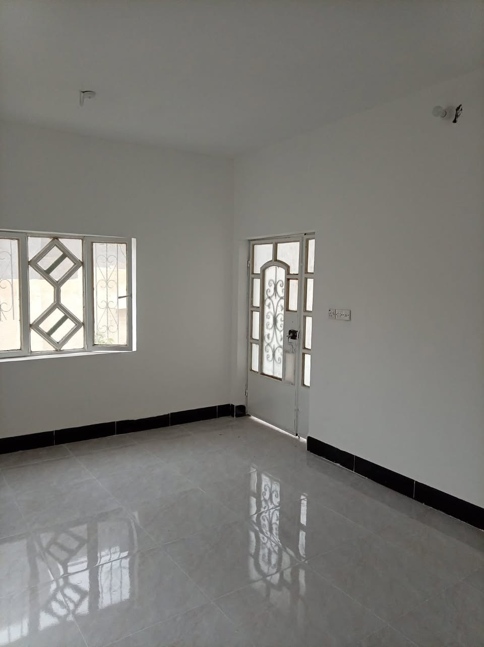 🏡 بيت للبيع – طابو زراعي (سند ٢٥)

📍 الموقع: شارع ميثم التمار – حي المصطفى
📌 يبعد حوالي ١٠٠ م عن شارع المسيب – السدّة

📐 المساحة:
• ١٤٢ م² حسب السند
• ٢٣٥ م² واقع حال

🧱 تفاصيل البناء:
• يتكون من طابقين

🔹 الطابق الأول:
• غرفة نوم 🛏️
• استقبال
• صالة
• مطبخ
• حمام منفصل
• مجمع صحيات داخلية وخارجية 🚿

🔹 الطابق الثاني:
• غرفة نوم
• ممر
• بيتونة

🌳 مميزات إضافية:
• كراج سيارة واسع 🚗
• حديقة أمامية وجانبية 🌿
• موقع قريب من الشارع الرئيسي

📞 للاستفسار: ***********
🏢 مكتب عقار أهالي المسيب
حي المعلمين الثالثة – قرب جامع محمد الجواد

💬 السعر: على الخاص
