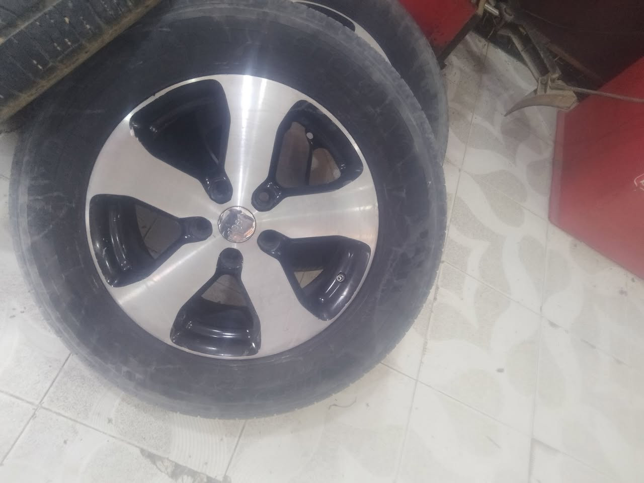 ويل قياس 18 جيب هو وتايراته وزوج تايرات مشتريهن جديد انظاف لا عواج لا تصليح السعر 3 ورقات الاتصال ***********
