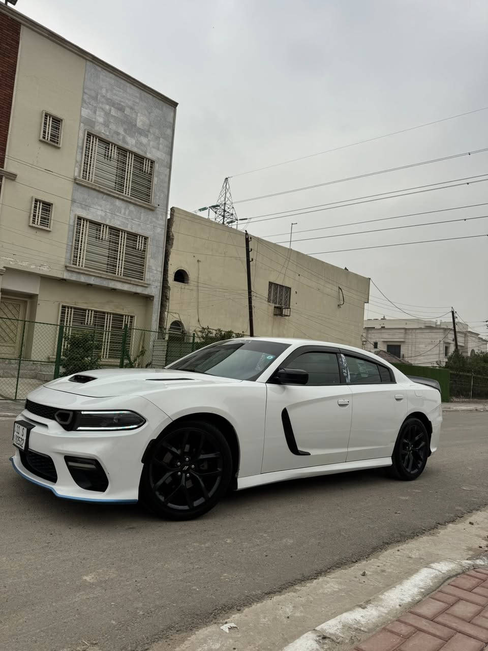 السلام عليكم 
جارجر 2019 sxt اصل 
حادث فقط بنيد صبغ واني محدث البنيد والدعاميات 
السيارة جديدة بمعنى الكلمة 
ماشية 80 الف 
كير مكينة تبريد حدادية خير من الله تجي وتشوف بعينك 
مكينة مفتوحة مبدل بيهة زنجيل 
السيارة مصروف عليهة حتى الغرفة مدوشمة فوك البلادي 
مكينة 3600    V6 
رقم بغداد الانكليزي بأسمي 
مكاني بغداد حي العدل الكرخ 
السعر 200 وبيهة مجال 
***********
