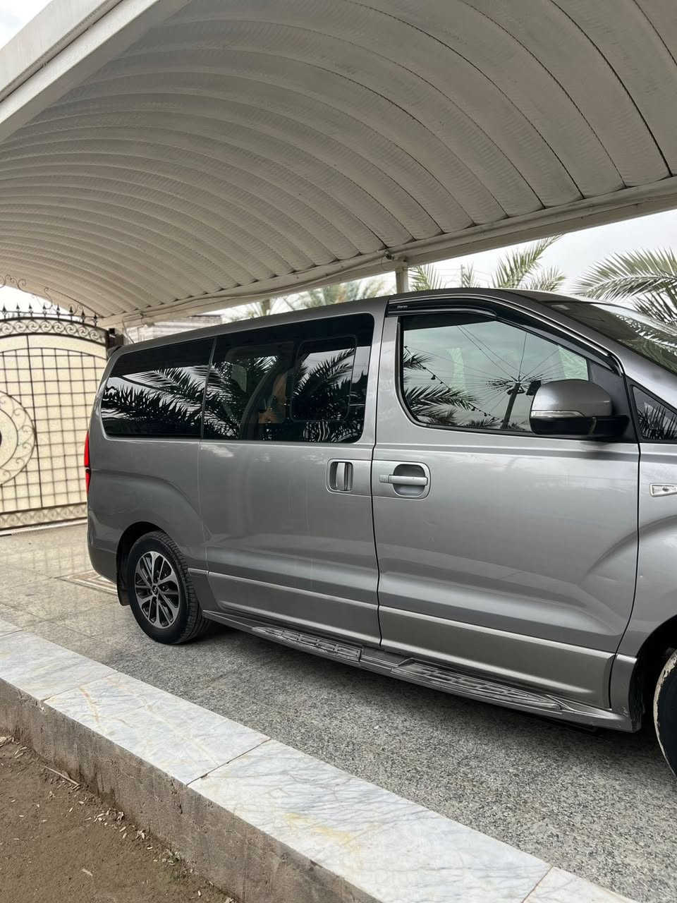 سلام عليكم ستاركس 2019 اصل vip رقم بصرة فول موصفات 1/1 دشبول سورنتو 8 راكب مكينه دبلو بلاد فقط بيه قطعتين رش جيلاتين من كوريا وتبديل باب بدون ضربه والباقي كفاله سياره نظيفه وجديده بمعنى الكلمه حداده عامه دوشمه ارضيه جلد كشنات تفصال سياره مال جناي السعر 280 عنواني بصره ***********
