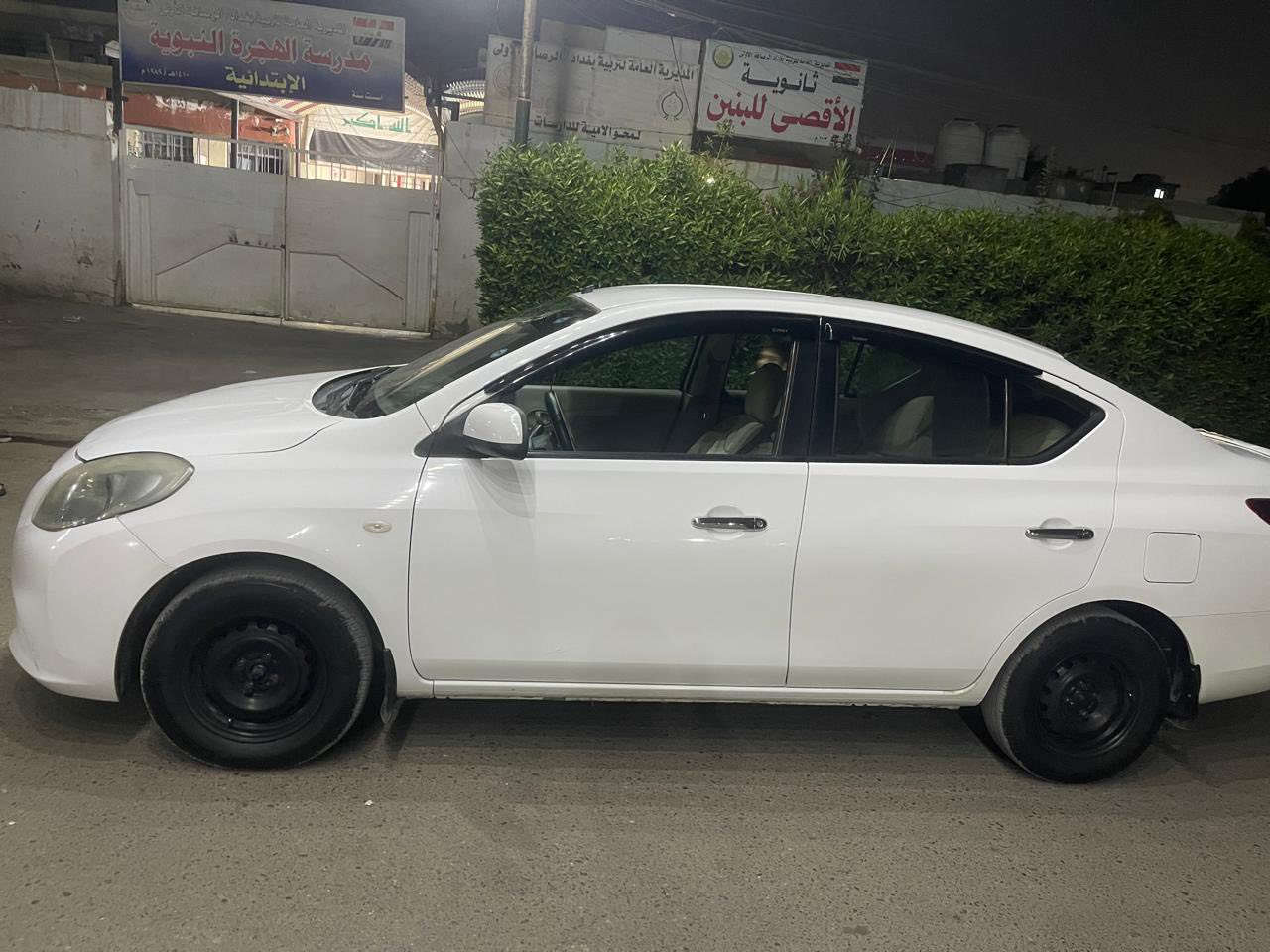 نيسان سني موديل 14 ماشيه 238 الف سياره بيه تخم تاير جديد وتبريد جديد مثل ما موضح بالصور بدون حادث بيه ملاحظات بسيطه السعر 86 وبي مجال *********** بي واتساب الشعب
