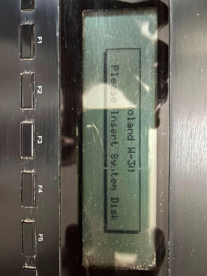 الى اصحاب الخبره والعازفين الكبار 
Roland W-30
للبيع بسعر مناسب 
الجهاز لا يحتوي على فلوبي التشغيل
وتسب ***********
#Roland_w30
